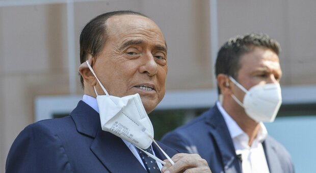 Berlusconi, nuovo tampone positivo al Covid: è in isolamento. Il virologo: «È asintomatico»