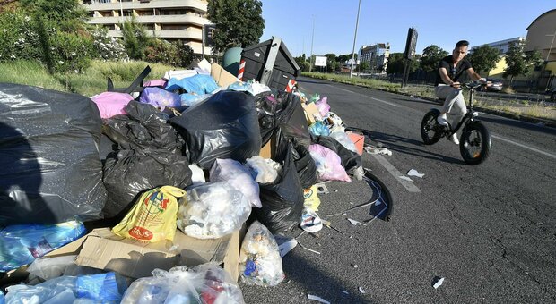 Rifiuti, da Roma Est al Pigneto: le gru per pulire le strade