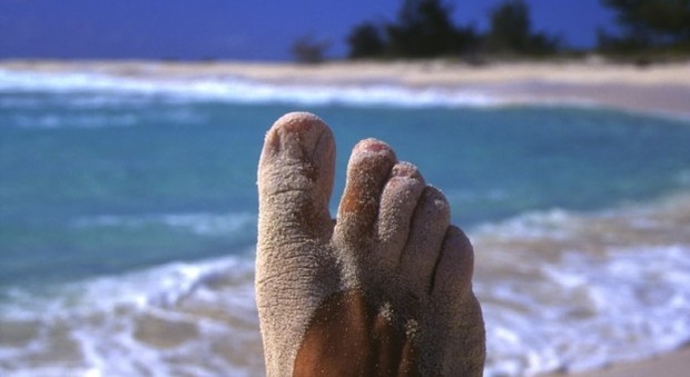 Sabbia sui piedi, il rimedio per toglierla definitivamente