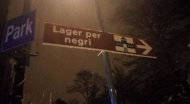 «Lager per negri», cartello choc a Torino: ecco chi l'ha realizzato e perché