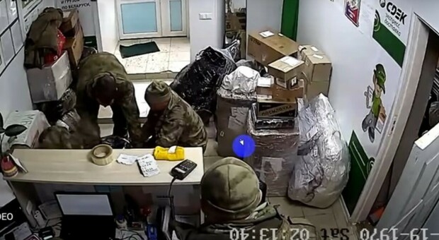 Ucraina, i russi hanno rubato 58 tonnellate tra vestiti, computer e cibo. Ecco dove li hanno spediti