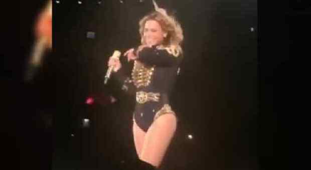 Beyoncé starnutisce durante il concerto