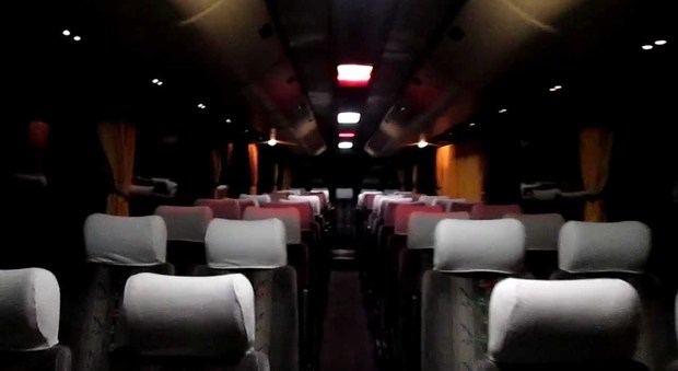 Terrore a bordo del bus per Roma: bloccati e rapinati in viaggio