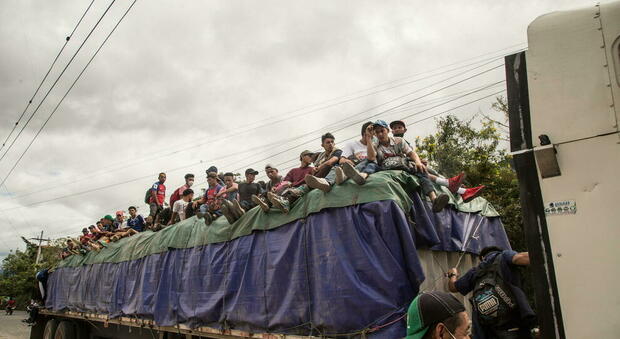 Novemila migranti in marcia verso gli Usa dall'Honduras: scontri con la polizia in Guatemala