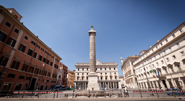 Piazza Colonna e a destra palazzo Chigi