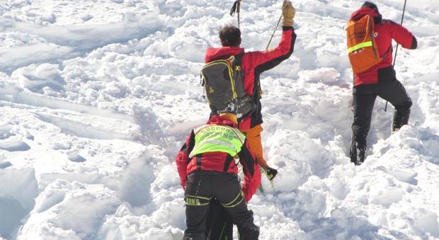 Scialpinista muore a Livigno: "Travolto da una valanga". La vittima è un 59enne, c'è anche un ferito