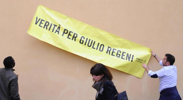 Pisa, il sindaco toglie lo striscione su Regeni, ma poi assicura: «Rimozione temporanea»