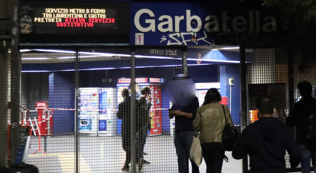 Roma, metro nel caos: a Garbatella suicidio sulla linea B, malore per un passeggero sulla A