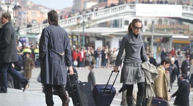 Venezia, trolley vietati ai turisti: «Fanno troppo rumore». Multe fino a 500 euro