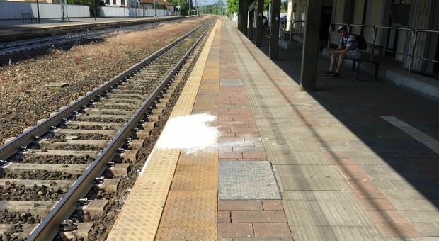 Tragedia in zona stazione: giovane cammina lungo i binari e muore investito dal treno, illeso l'amico