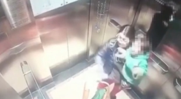 Babysitter picchia un bimbo in ascensore. Incastrata dai video
