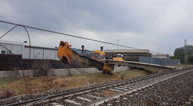 Treno regionale deraglia nel Cuneese, soccorritori sul posto