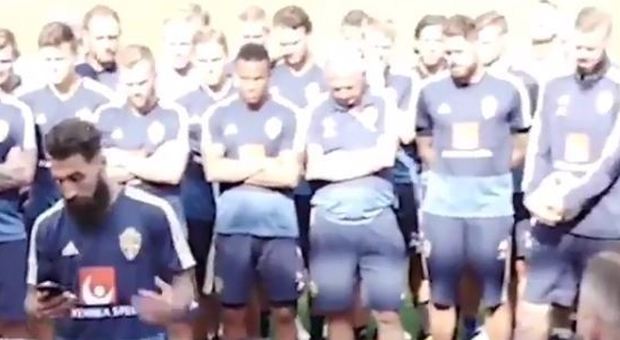 Svezia, Durmaz minacciato dai tifosi e difeso dai compagni di squadra: «Vaffa al razzismo» Video