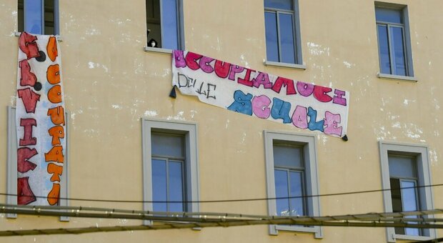 Riapertura scuole a Napoli, licei e superiori rientrano in classe tra proteste e scioperi