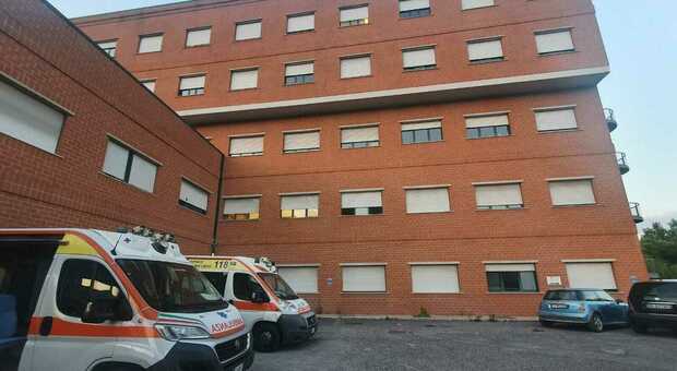 Degente si scaglia contro operatori sanitari e pazienti: paura all'ospedale di Cassino