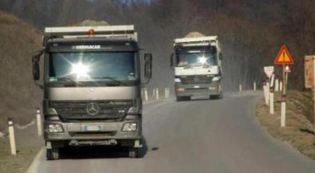 Gran Bretagna, 27 migranti nascosti su un camion con targa italiana: arrestati insieme all'autista
