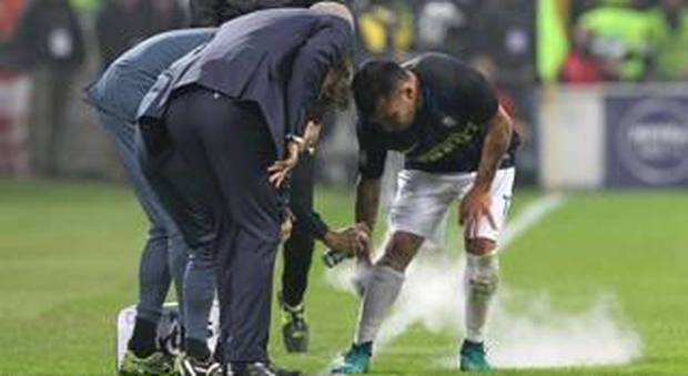Inter, lesione al menisco per Medel In dubbio per la sfida col Napoli