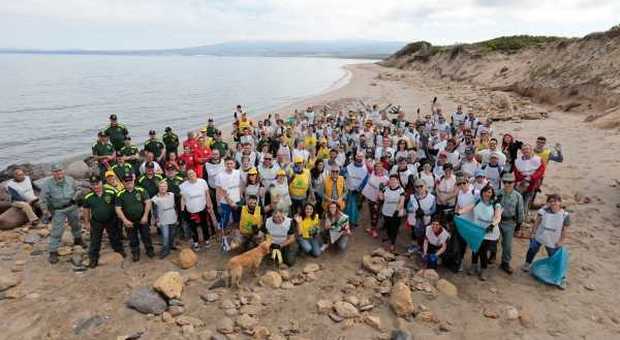 Ichnusa per l’ambiente: la spiaggia sarda di San Vero Milis ripulita da oltre 260 sacchi di rifiuti