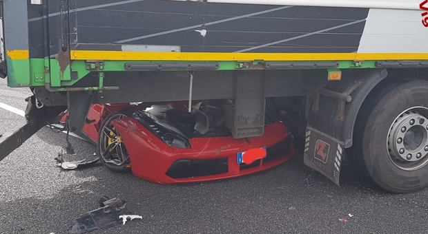 Ferrari 488 s'infila sotto il camion intraversato lungo il Passante Foto