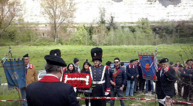 La cerimonia per ricordare Pietro Sarchiè (foto Ubaldi)