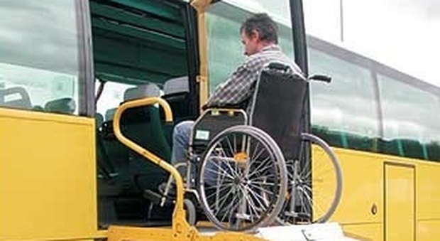 Un disabile mentre prende il bus utilizzando l'apposita piattaforma