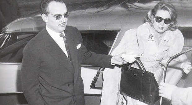 Grace Kelly con la borsa di Hermès nel 1956