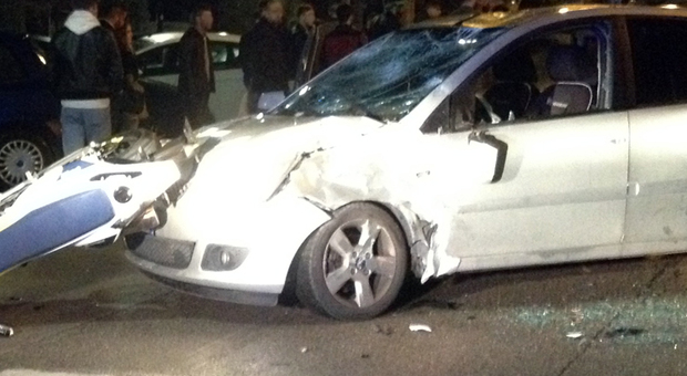 Roma, schianto tra auto e moto a Prati: feriti 4 ragazzi, due sono gravissimi