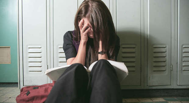 Molestie in classe in Campania: tredicenni «puniti» con una lezione