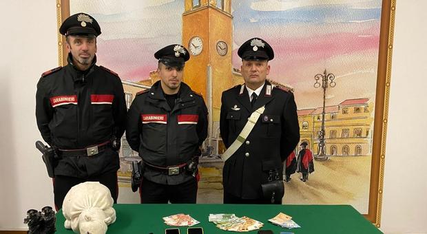 I carabinieri con i soldi ritrovati e il peluche risultato ripieno di cocaina