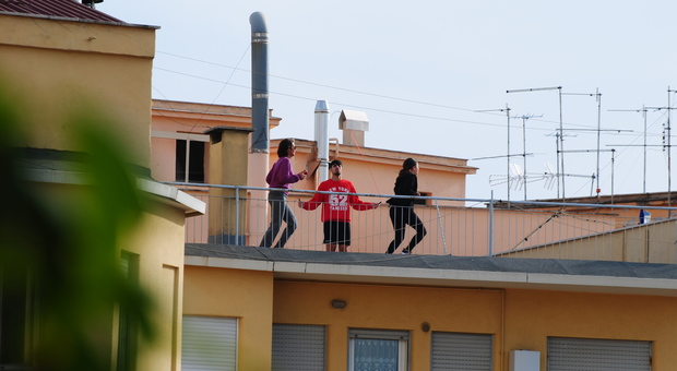 immagine Roma, pausa dalla quarantena sulla terrazza condominiale