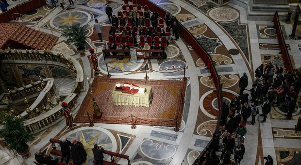 Ratzinger: la liturgia, la bara e 600 giornalisti da tutto il mondo. Così sarà il funerale di Benedetto XVI