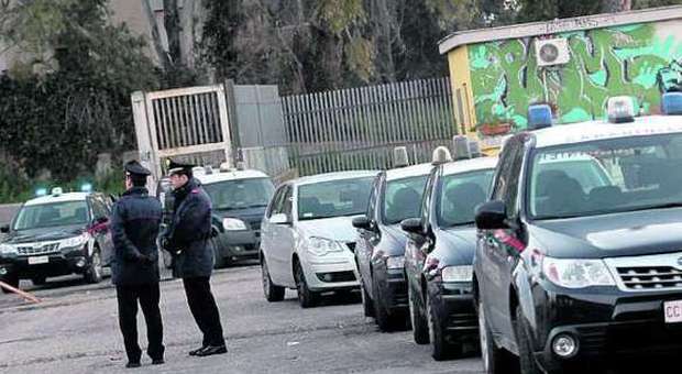 Roma, choc a Torrevecchia: «Le sassate dei rom all'uscita di scuola»