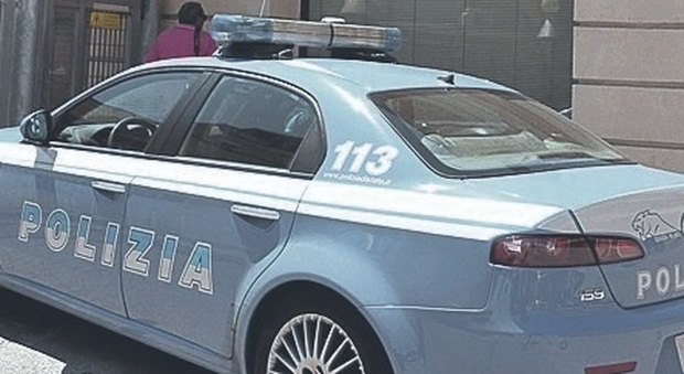Civitanova, si scaglia contro i poliziotti che in casa gli trovano anche la cocaina: 59enne arrestato