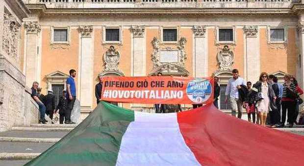Blitz di Fratelli d'Italia al Campidoglio, srotolato tricolore di 40 metri