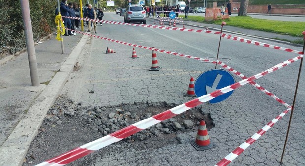 Roma, emergenza buche, un dirigente dei vigili: «Chiudiamo le strade così il Comune si deciderà a far sistemare l'asfalto»