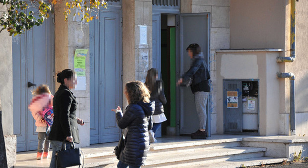 Fiumicino, la confessione choc della maestra: «Così picchiavo i bimbi per educarli»
