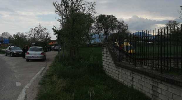 Bimbo di due anni trovato morto in strada, dinamica non chiara: indagano i carabinieri