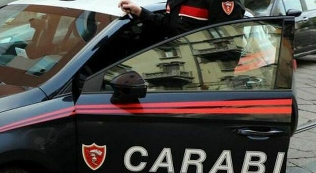 Ostia, armato di coltello aggredisce carabiniere che spara: ferito