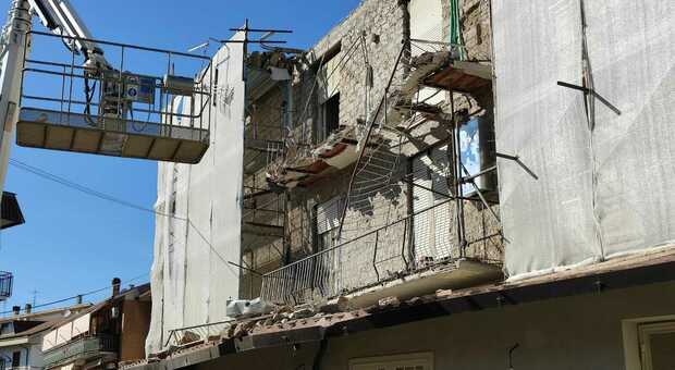 Crolla la pensilina e travolge due balconi: paura per sette famiglie