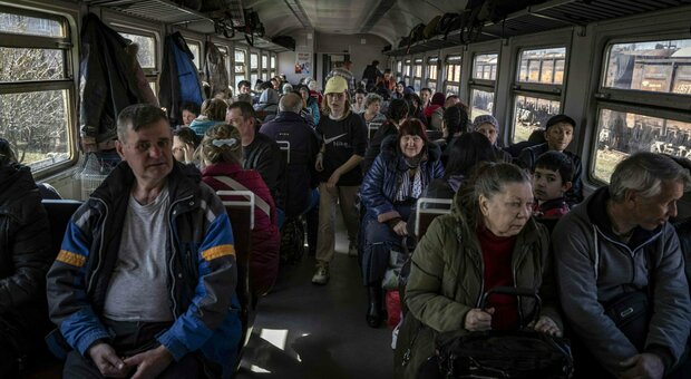 Migliaia di ucraini tornano a casa, code di profughi alle frontiere e alle stazioni