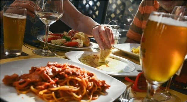 Cena tra amici, il conto al ristorante è stellare e scoppia la lite. «Ho mangiato solo un'insalata, non pagherò 450 euro»