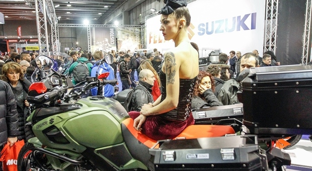 Accessori contraffatti in vendita al Motor Bike Expo: maxisequestro