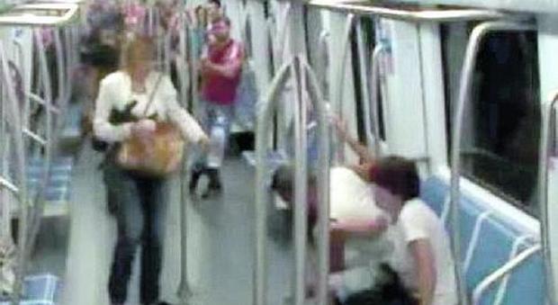 Roma, massacrato dal branco sulla metro: il coraggio della mamma e quell'unica passeggera che reagisce