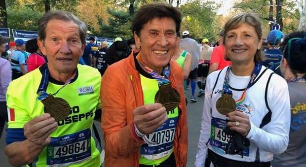 A 73 anni Gianni Morandi taglia il traguardo alla Maratona di New York: «Ce l'ho fatta»