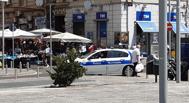 Napoli, aggredisce agenti di polizia locale intenti a multarlo: fermato rumeno