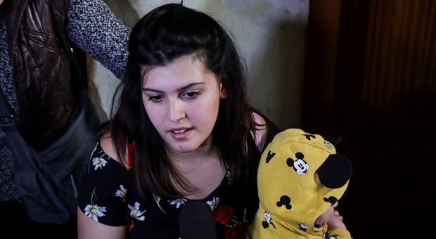 Protesta anti rom, ragazza con il bimbo di 6 mesi occupa casa popolare: «Noi italiani ne abbiamo diritto»