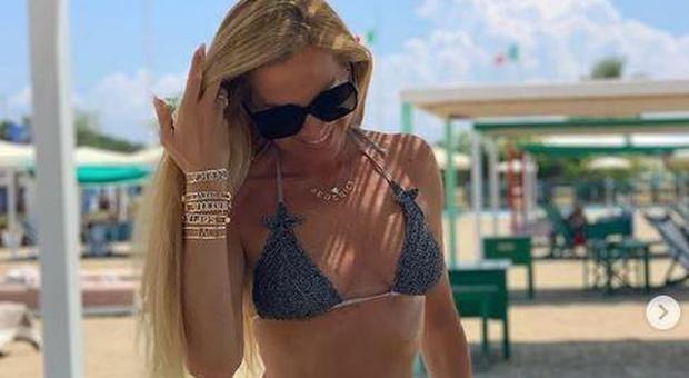 Federica Panicucci, il bikini non passa inosservato: fisico da urlo a 51 anni