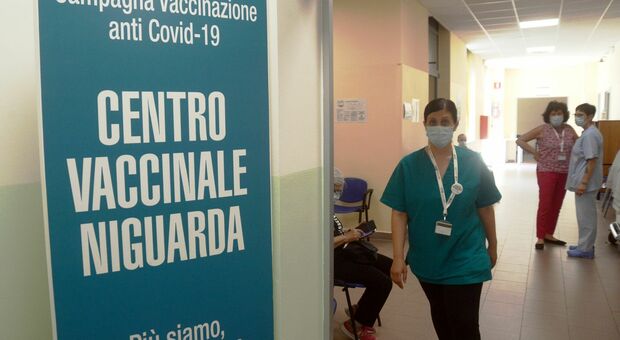 Moratti: «La metà dei lombardi è vaccinata». Ieri boom di somministrazioni a Palazzo Scintille: 13 mila