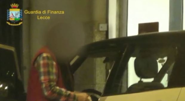 Lecce, smascherato falso invalido di 73 anni: sorpreso a guidare e fare la spesa