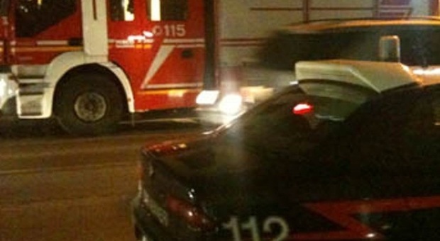 CERCOLA. Incendiata saracinesca di una macelleria sul corso Domenico Riccardi. Carabinieri e vigili del fuoco sul posto
